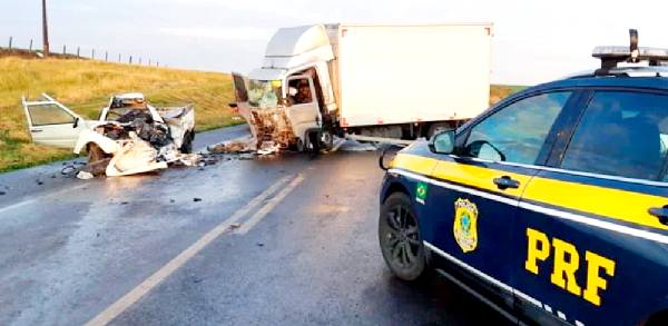 Carros sinistrados alerta vidas