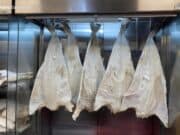 Na Zona Cerealista de São Paulo, Casa Flora reúne o melhor bacalhau da cidade, azeites e vinhos premiados para a Páscoa Casa Flora bacalhau azeites