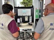 Fiscalização encontra diferença de até 1,6 litro em abastecimento em posto de Santana fiscalização posto santana