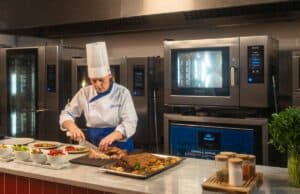 APAS Show 2026: Prática oferece soluções para foodservice e apresenta fornos capazes de produzir até 1.400 refeições por ciclo. apas show prática foodservice