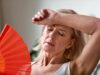 Anvisa aprova primeiro medicamento não hormonal desenvolvido especificamente para tratar os calores da menopausa anvisa medicamento menopausa