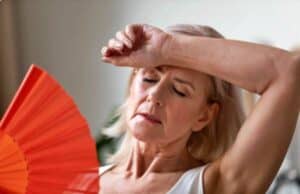 Anvisa aprova primeiro medicamento não hormonal desenvolvido especificamente para tratar os calores da menopausa anvisa medicamento menopausa