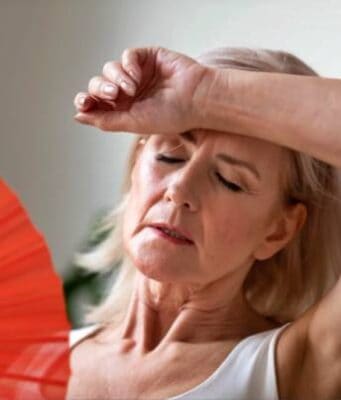 Anvisa aprova primeiro medicamento não hormonal desenvolvido especificamente para tratar os calores da menopausa anvisa medicamento menopausa